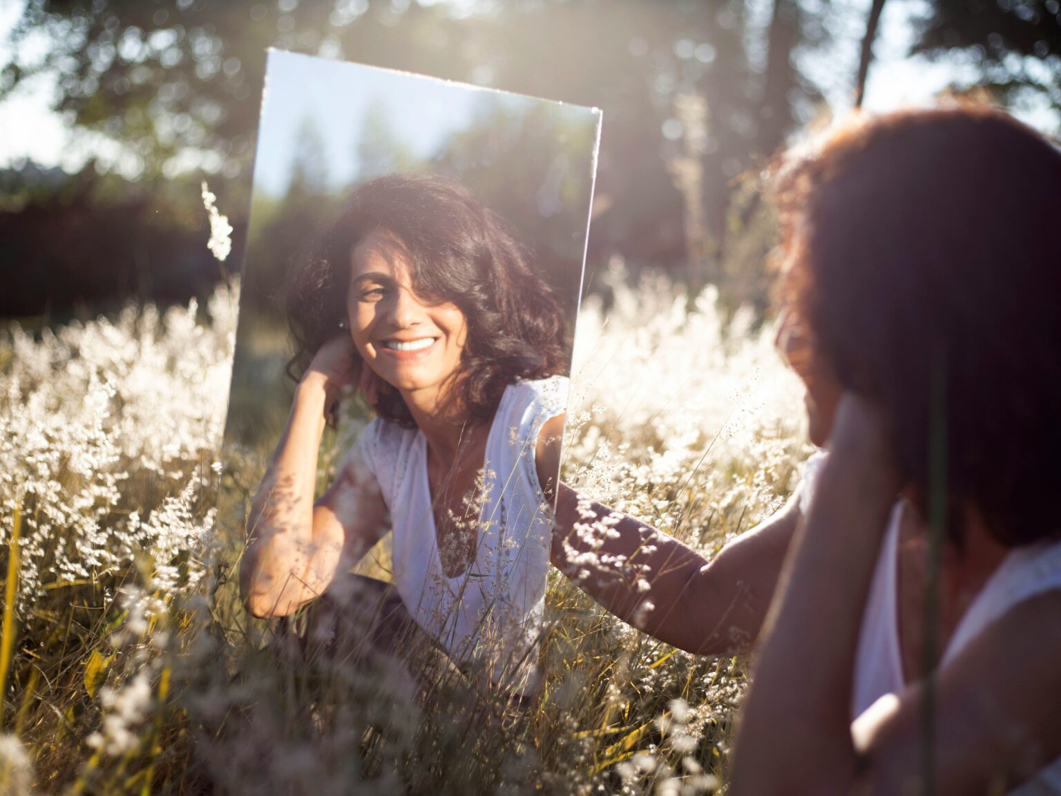dysmorphia-what-is-body-image-causes-symptoms-and-other-disorders-840691