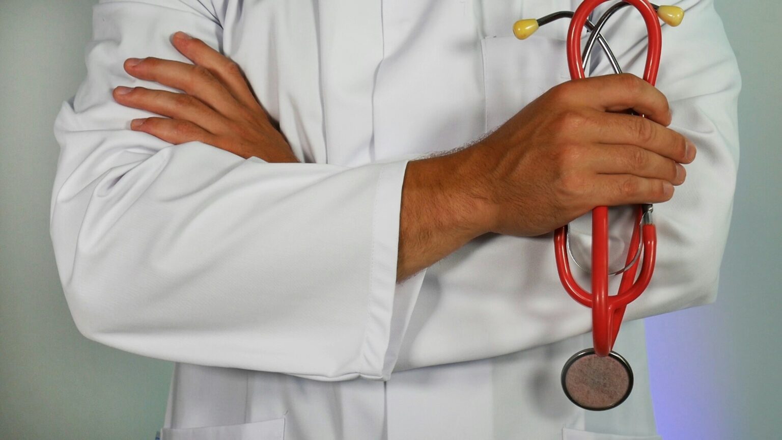 stiff-neck-what-is-causes-symptoms-diagnosis-and-treatment-919685 stiff-neck-what-is-causes-symptoms-diagnosis-and-treatment-919685