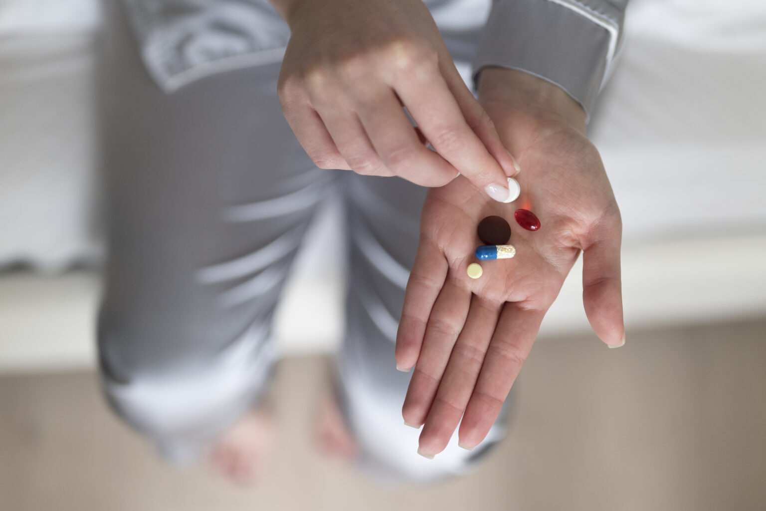 hand-holding-pill-close-up hand-holding-pill-close-up