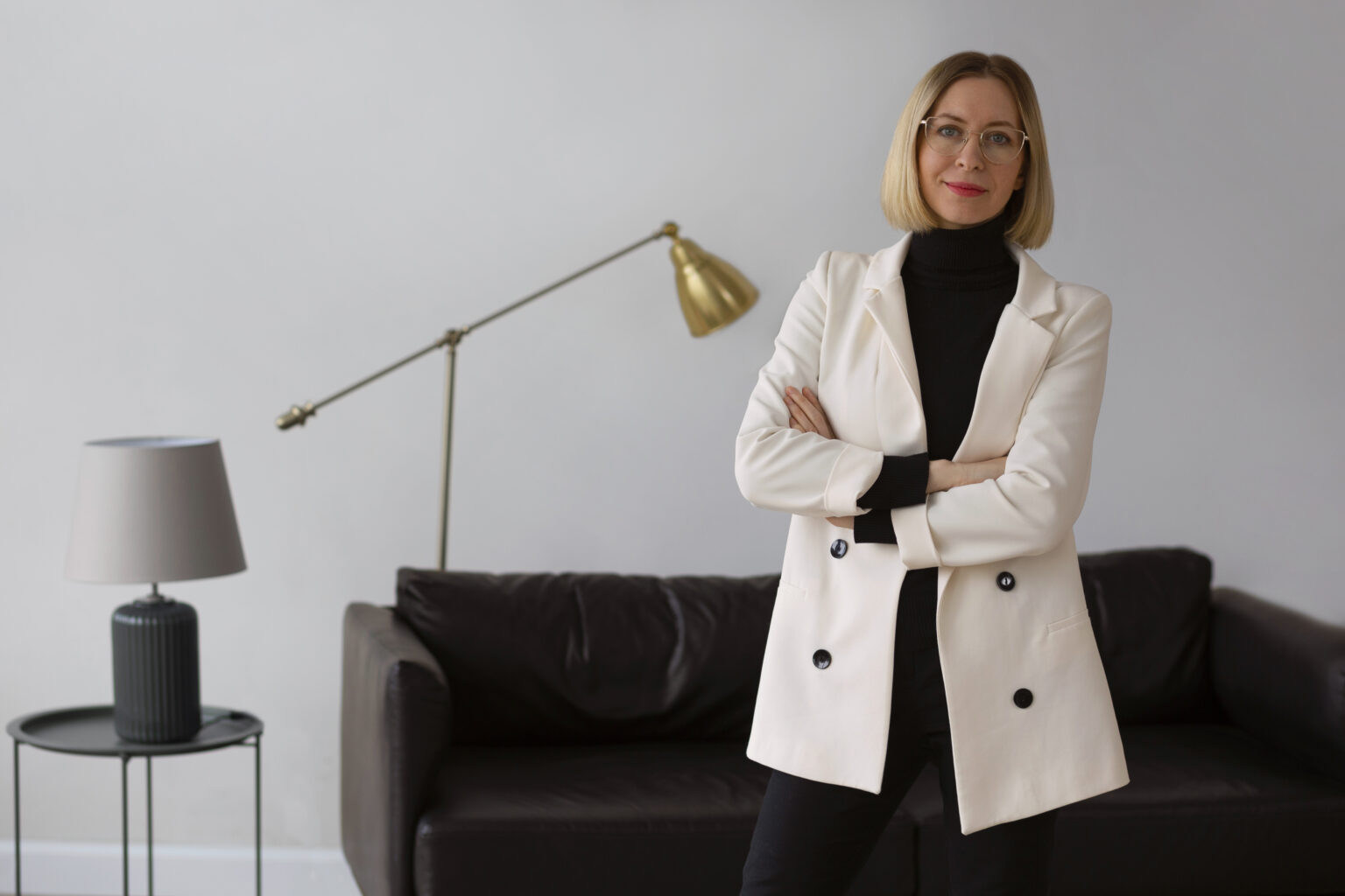medium-shot-psychologist-her-office medium-shot-psychologist-her-office