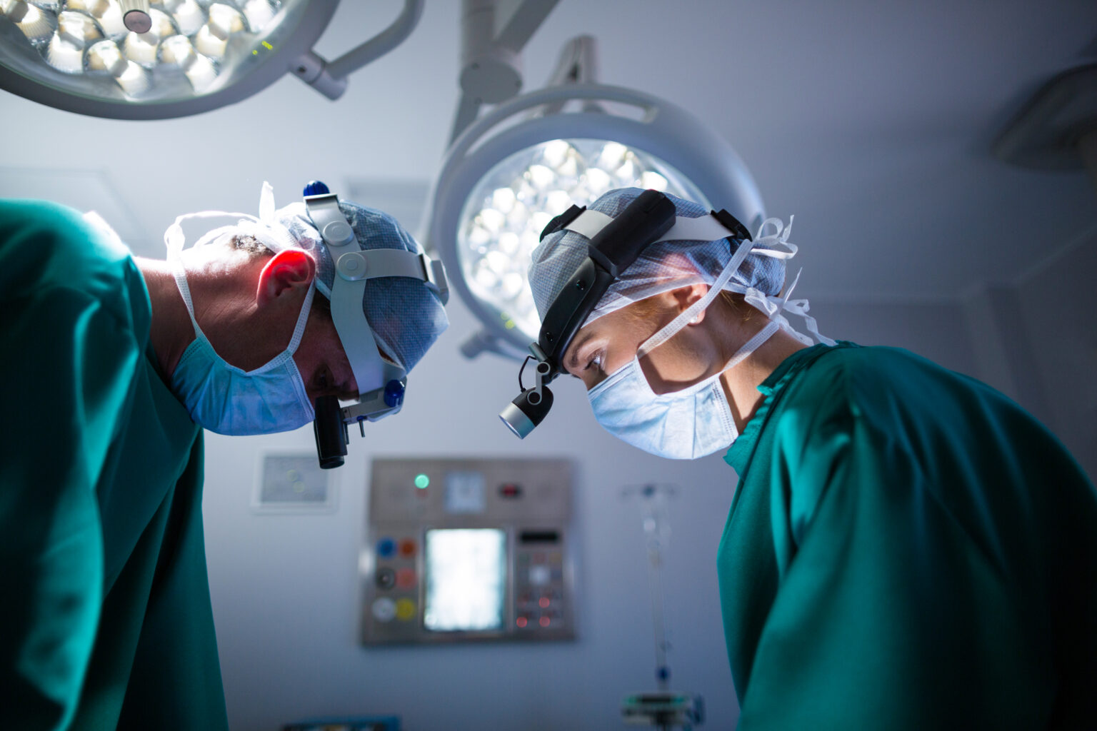 surgeons-wearing-surgical-loupes-while-performing-operation surgeons-wearing-surgical-loupes-while-performing-operation
