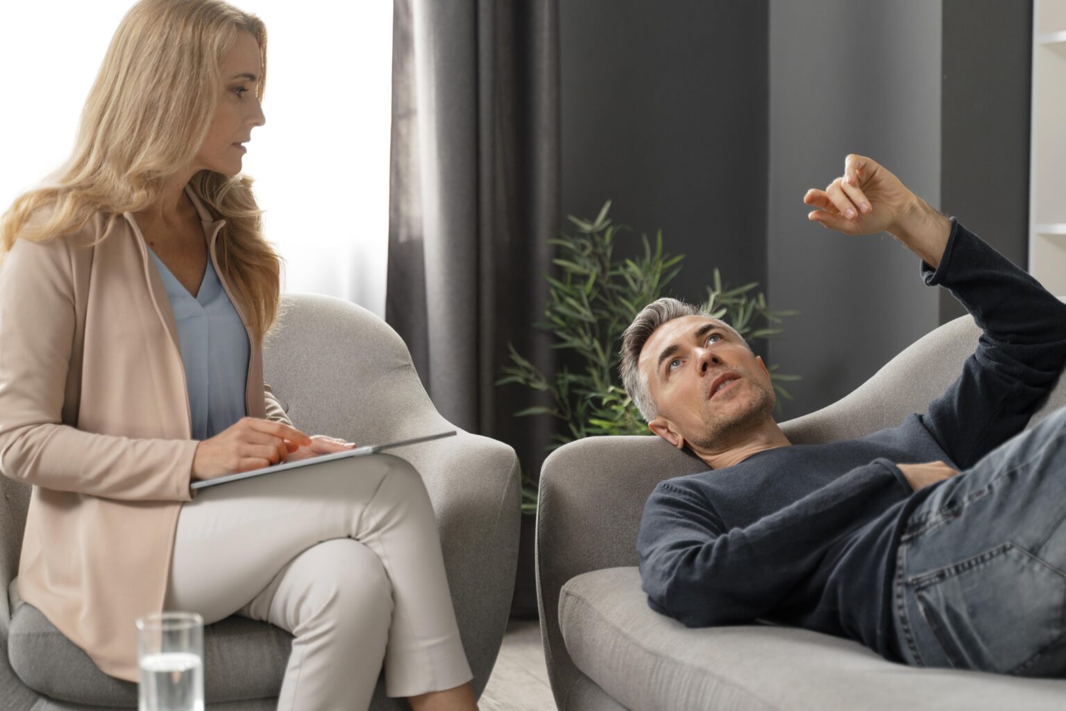 mid-shot-man-laying-couch-therapy-cabinet-near-counselor mid-shot-man-laying-couch-therapy-cabinet-near-counselor