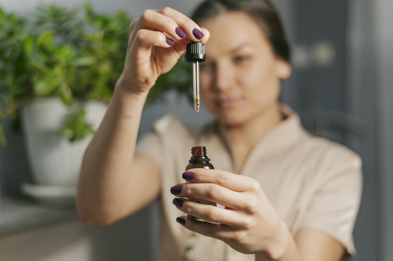 therapist-with-serum-bottle therapist-with-serum-bottle