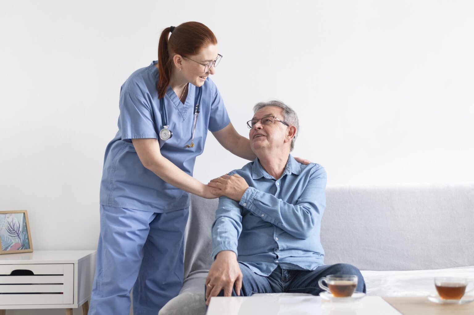 medium-shot-smiley-man-nurse medium-shot-smiley-man-nurse