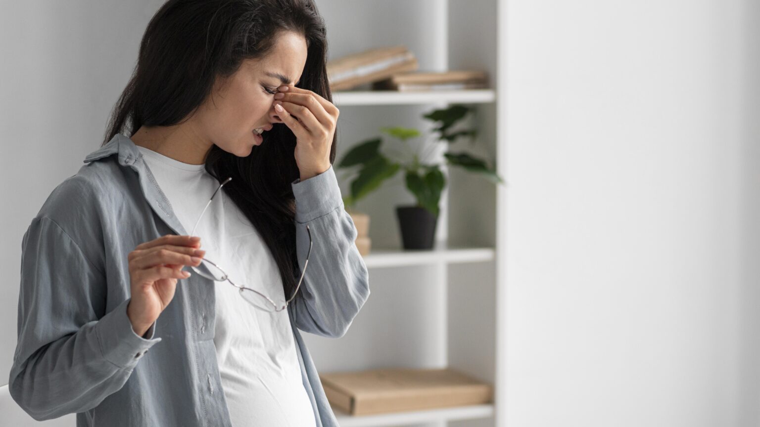 pregnant-businesswoman-taking-off-her-glasses-home-because-headache pregnant-businesswoman-taking-off-her-glasses-home-because-headache