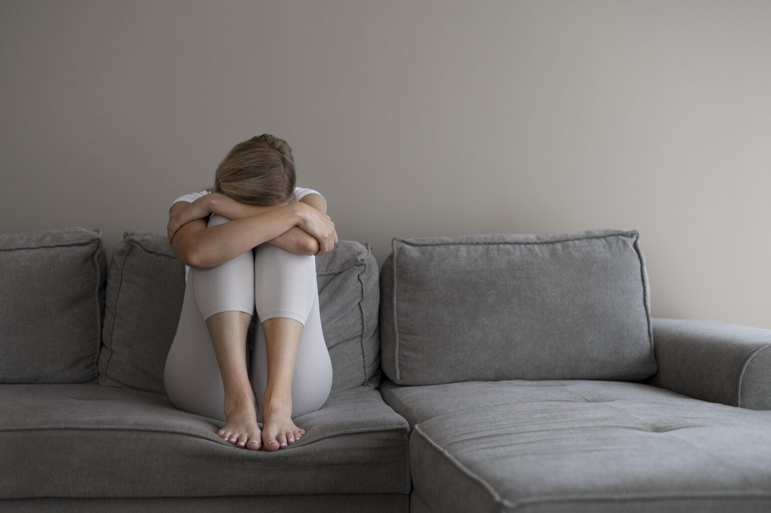 full-shot-woman-sitting-couch full-shot-woman-sitting-couch