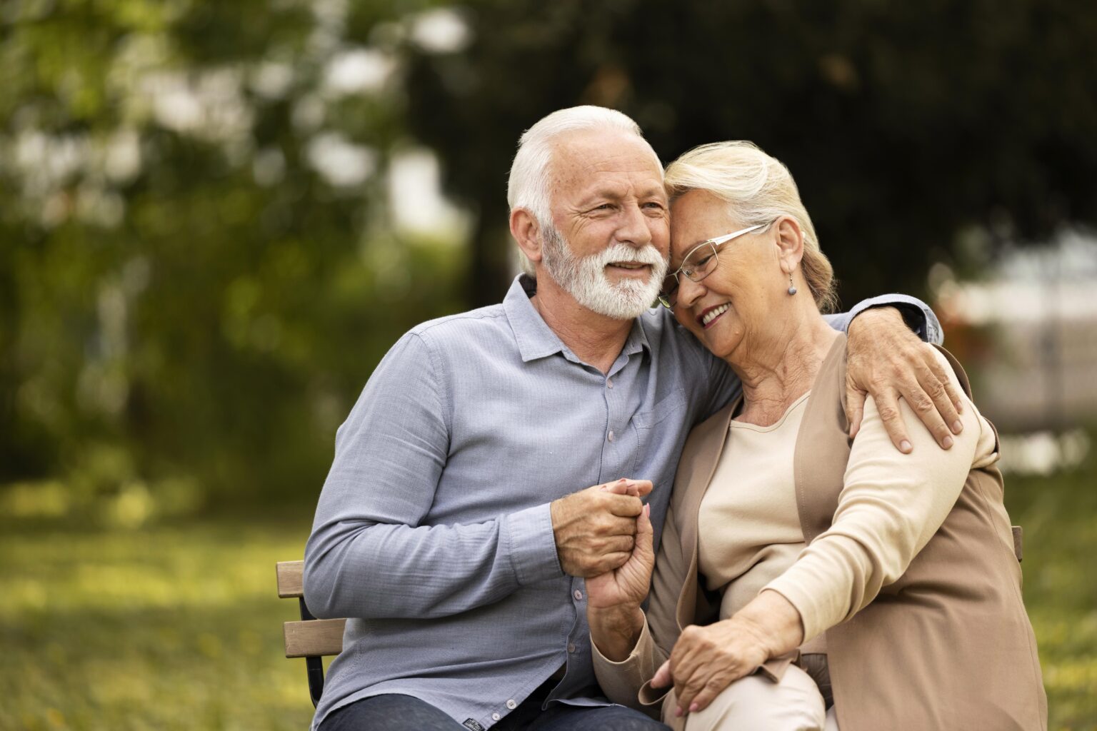 medium-shot-smiley-senior-couple-sitting medium-shot-smiley-senior-couple-sitting