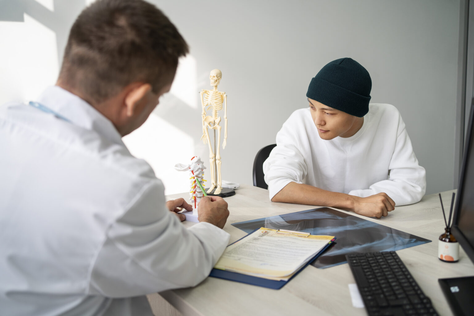 medium-shot-doctor-talking-patient medium-shot-doctor-talking-patient