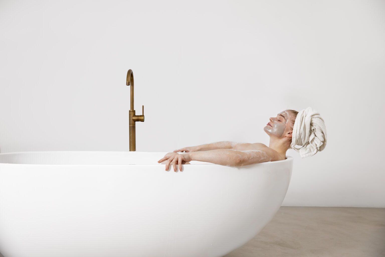 medium-shot-woman-laying-bathtub medium-shot-woman-laying-bathtub